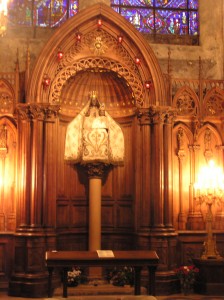 Den svarta madonnan på pelaren i Chartres